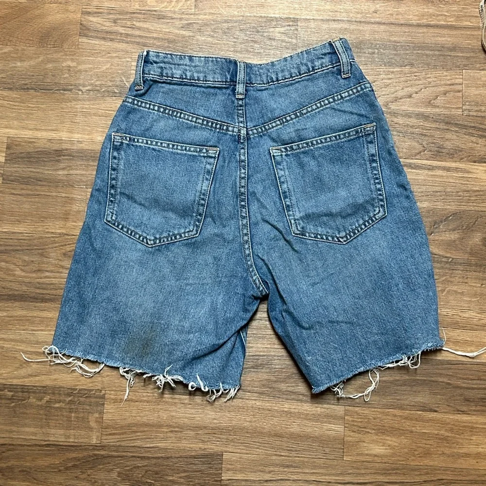 Divided H&M frayed medium wash mid-length women’s denim mom jean shorts Size 0